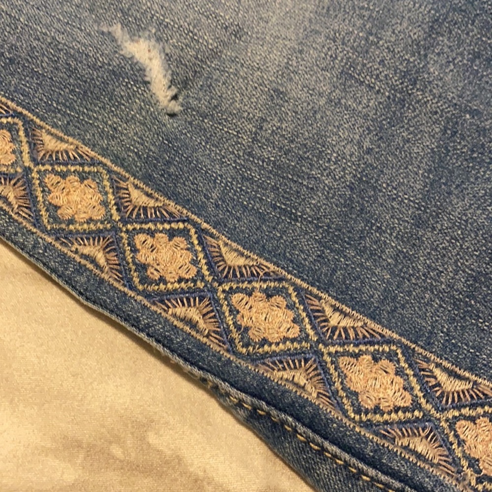 Embroidered Crop Jeans - Picture 5 of 5